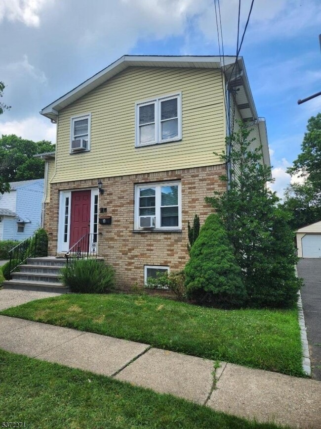 17 Maple St in Bloomfield, NJ - Building Photo - Building Photo