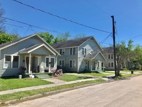 214 W Republic St in Baytown, TX - Building Photo - Building Photo