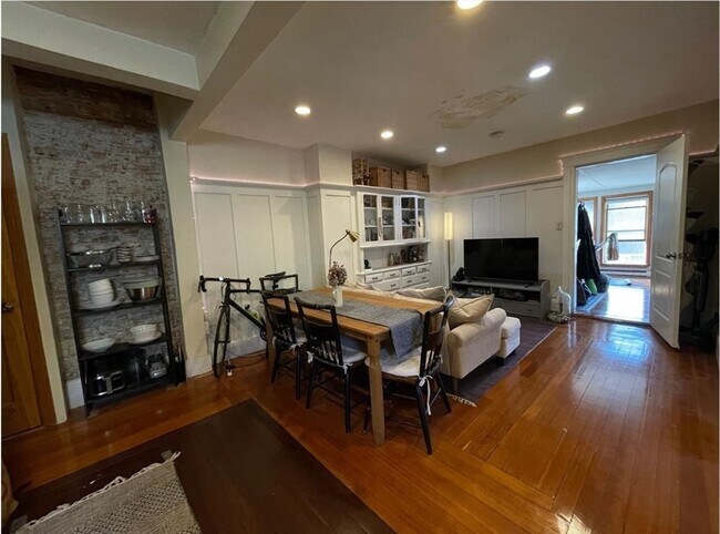 1672 Beacon St, Unit 2 in Brookline, MA - Building Photo - Building Photo