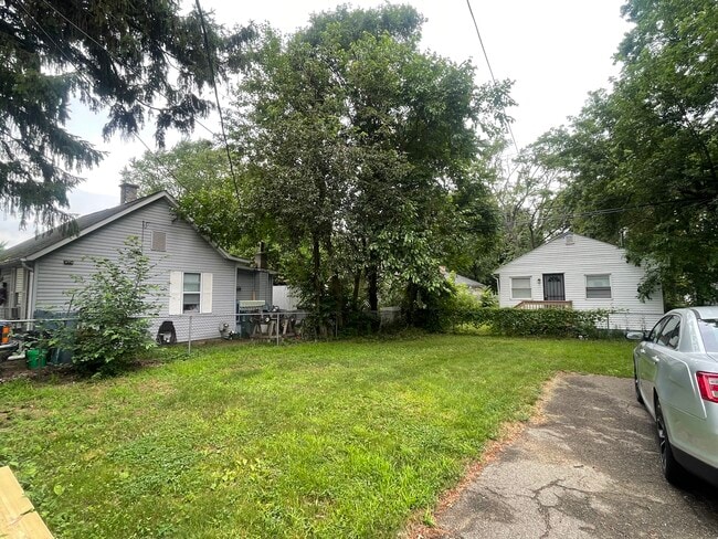 1141 E Bernhard Ave, Unit Lower in Hazel Park, MI - Building Photo - Building Photo