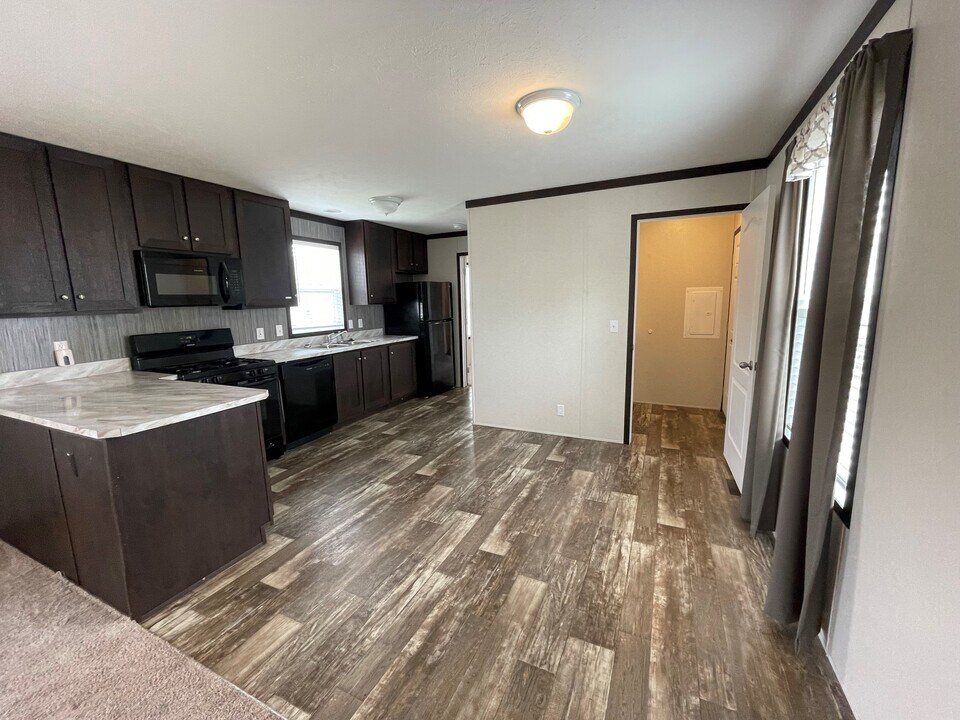 239 Schirra Ave in Flushing, MI - Building Photo