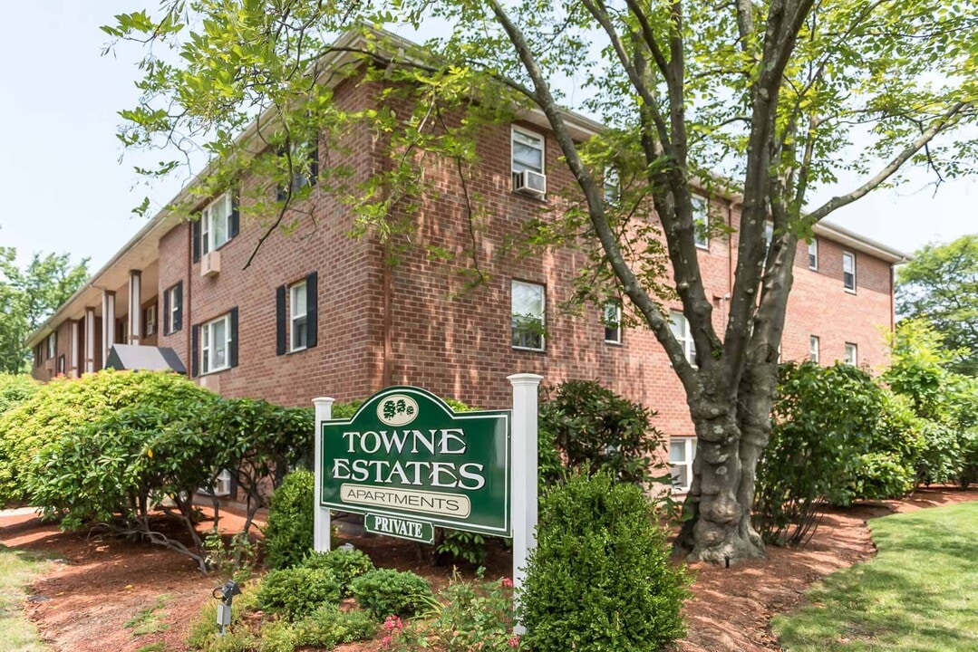 Towne Estates in Melrose, MA - Foto de edificio