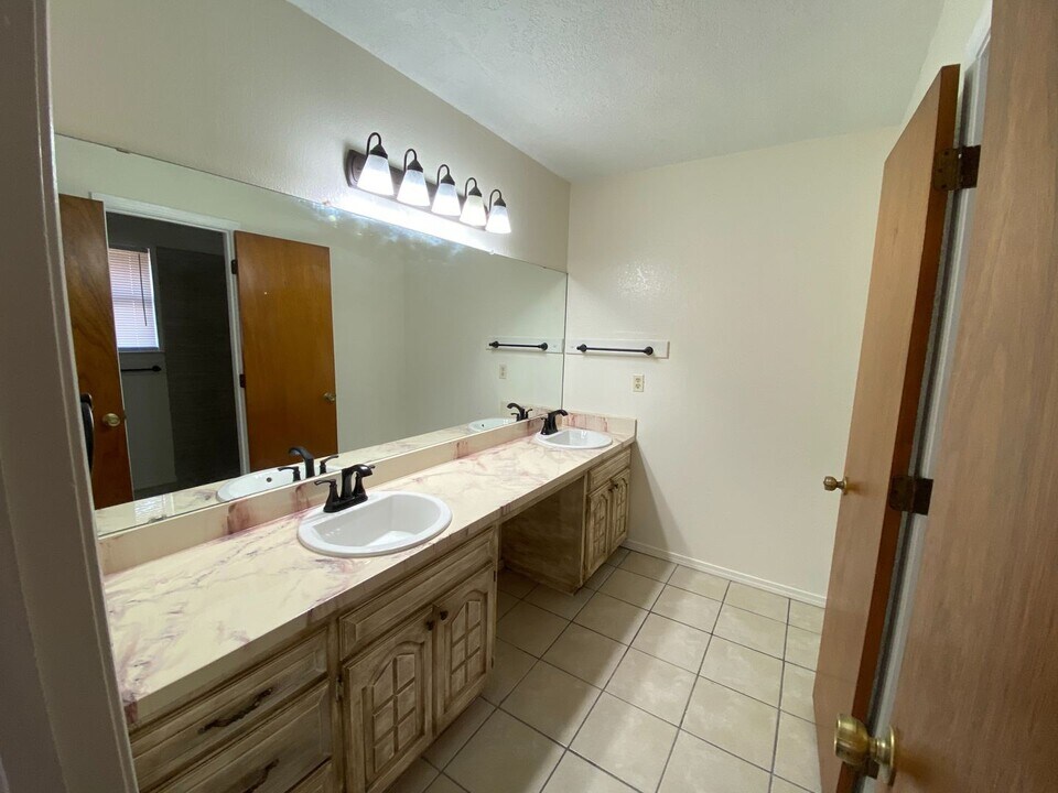 406 E Copper Ave in Hobbs, NM - Building Photo
