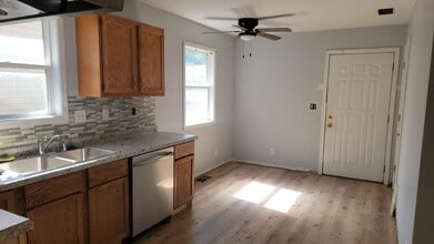 1227 N Daniels Ave in Springfield, IL - Foto de edificio - Building Photo