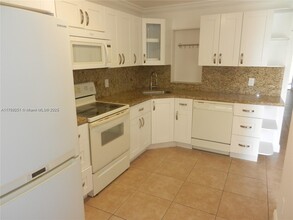 9948 NW 10th St in Pembroke Pines, FL - Building Photo - Building Photo