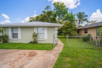 5441-5443 Sago Ave in Ft. Myers, FL - Foto de edificio - Building Photo