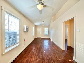 2205 Tierwester St in Houston, TX - Building Photo - Building Photo