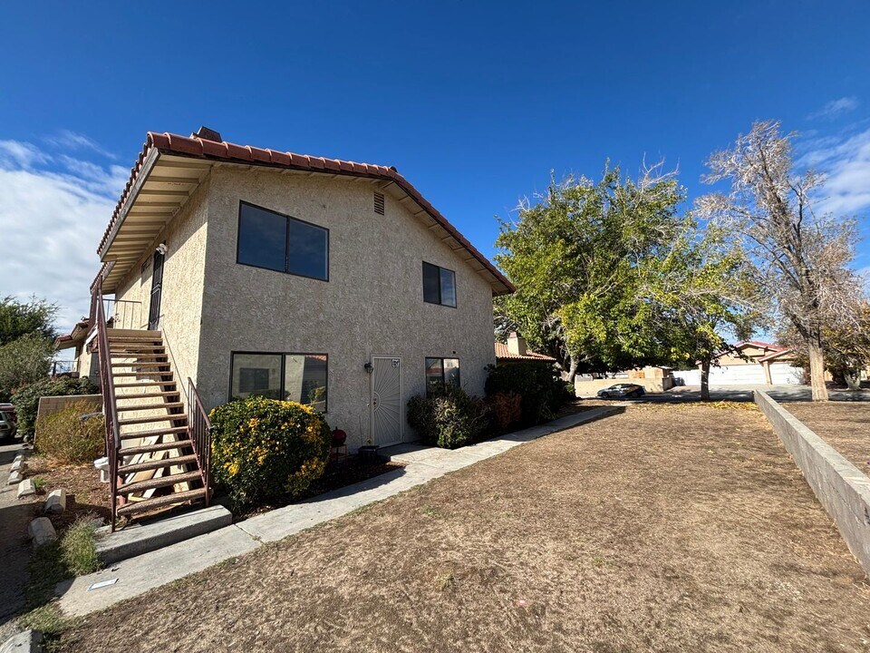 816 E Ave J-12 in Lancaster, CA - Building Photo