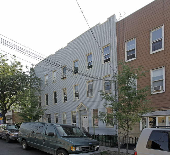 386 Harman St in Brooklyn, NY - Foto de edificio - Building Photo