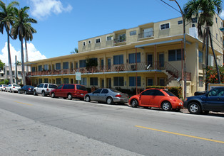 Carvin Apartments in Miami Beach, FL - Building Photo - Building Photo