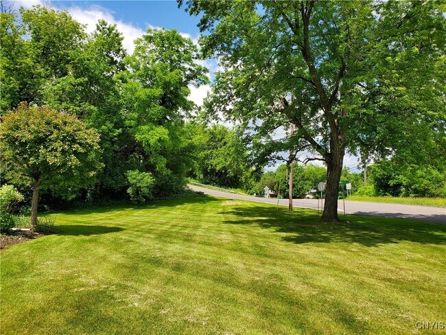 6108 E Seneca Turnpike in Jamesville, NY - Building Photo - Building Photo