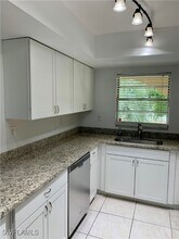 100 Valley Stream Dr in Naples, FL - Building Photo - Building Photo