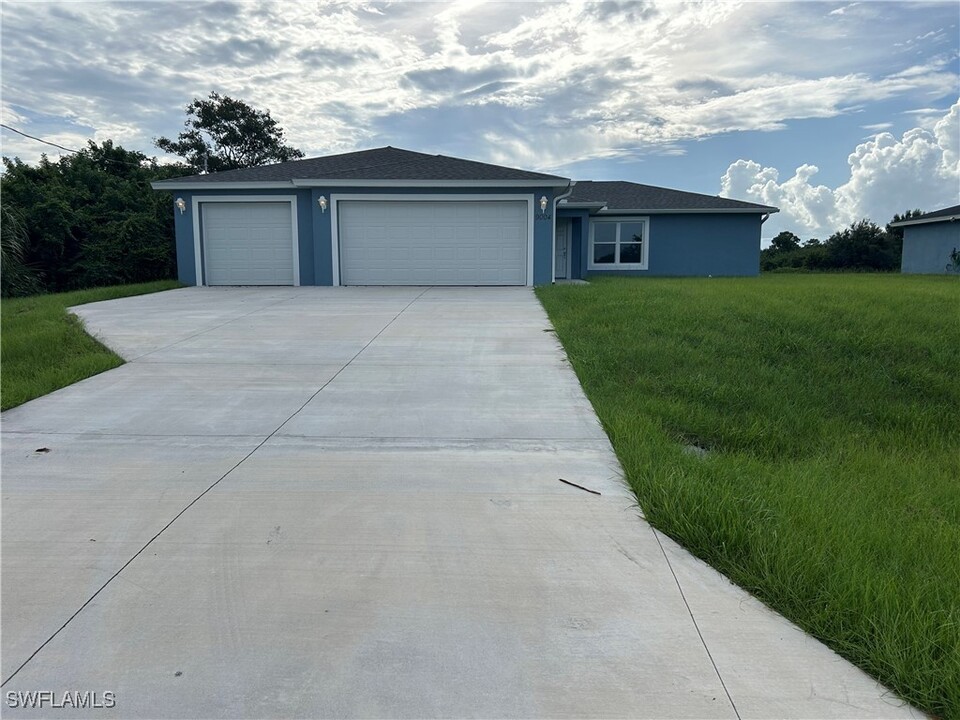 9004 Lamkin Ct in La Belle, FL - Building Photo