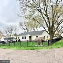 208 Fern Ln in Oaks, PA - Building Photo