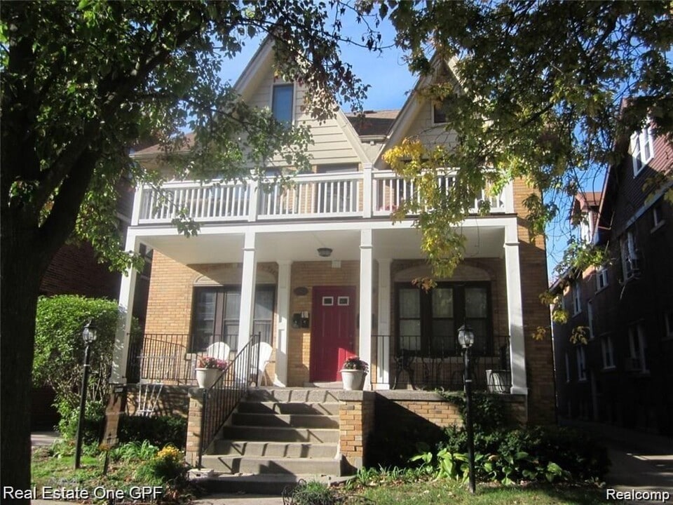 1005 Beaconsfield Ave in Grosse Pointe Park, MI - Building Photo