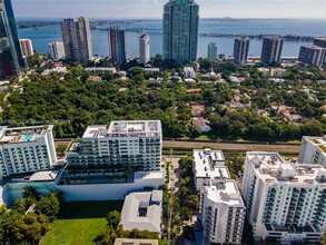 123 SW 17th Rd in Miami, FL - Foto de edificio - Building Photo