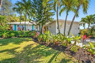 299 S Heathwood Dr in Marco Island, FL - Building Photo