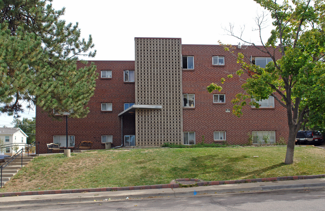 1590 Beeler St in Aurora, CO - Foto de edificio