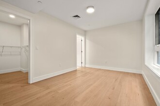 305 Border St, Unit 402 in Boston, MA - Building Photo - Building Photo