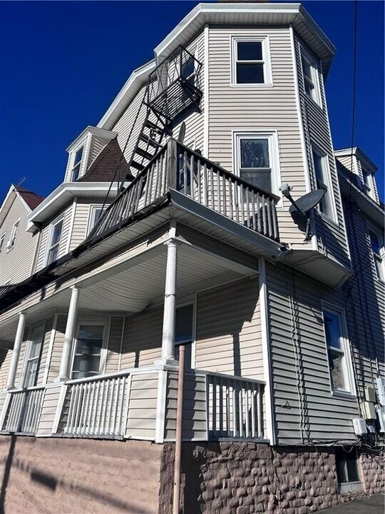 111 Burnett St in Providence, RI - Foto de edificio
