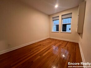 123 Sutherland Rd, Unit B in Boston, MA - Foto de edificio - Building Photo