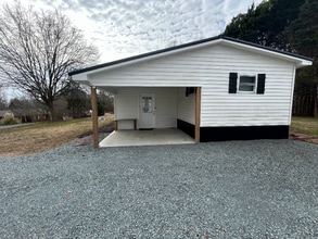 1016 Boyd Allman Rd in Mount Pleasant, NC - Foto de edificio - Building Photo
