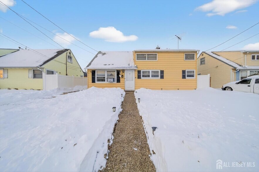 80 Poplar St in Carteret, NJ - Building Photo