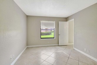 21911 Lake Forest Cir in Boca Raton, FL - Building Photo - Building Photo