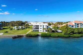 100 Waterway Rd in Jupiter, FL - Foto de edificio - Building Photo