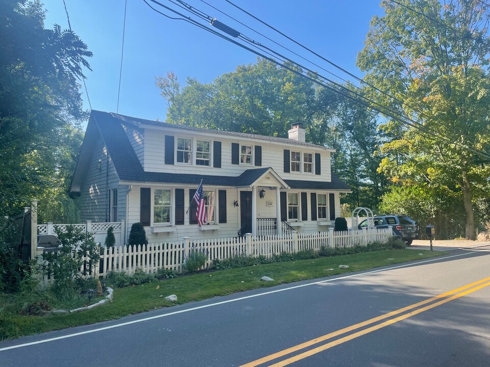 296 Greens Farms Rd in Westport, CT - Building Photo