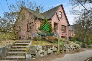 8216 Dayton Ave N in Seattle, WA - Building Photo