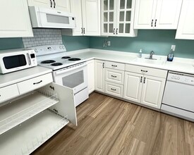 2 Hammond Pond Pkwy in Newton, MA - Building Photo - Building Photo