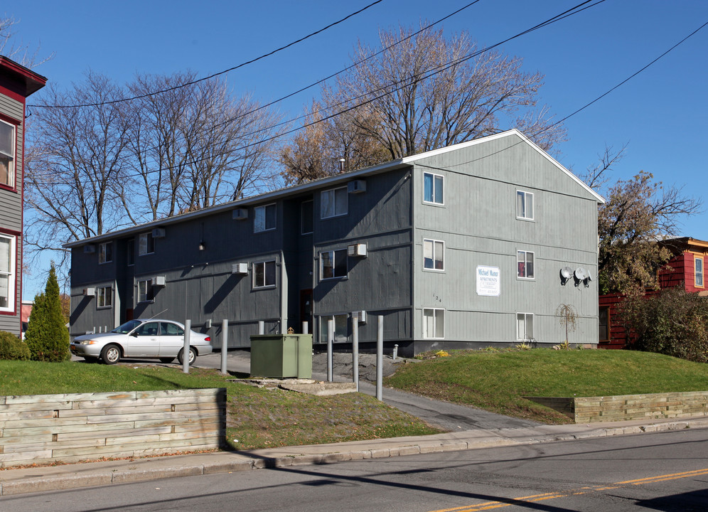 Michael Manor Apartments in East Syracuse, NY - Foto de edificio