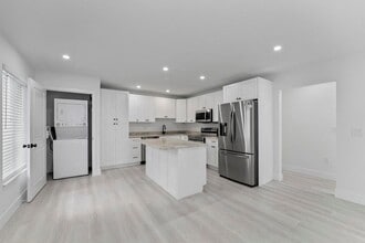 1279 Beach Rd in Riviera Beach, FL - Building Photo - Building Photo