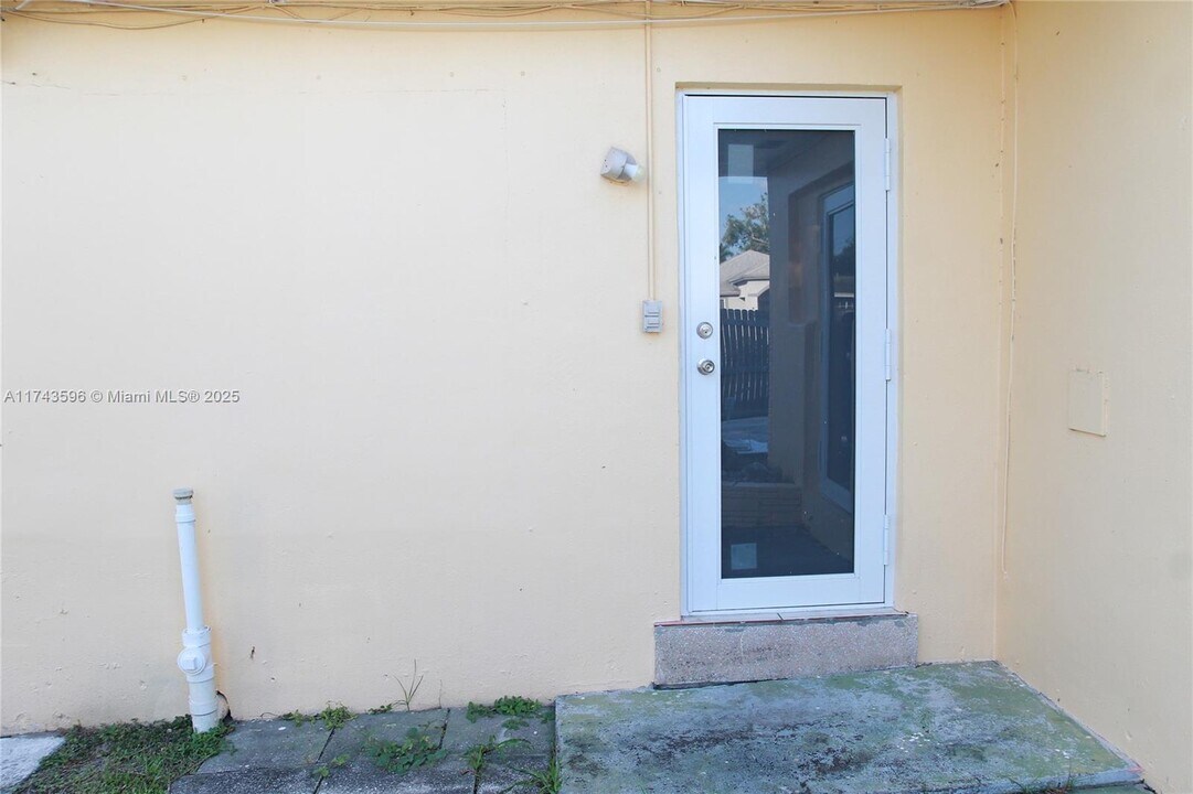 3458 Capri Dr-Unit -2 in Fort Lauderdale, FL - Building Photo