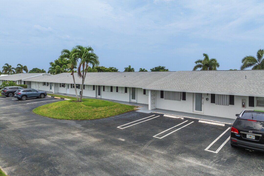 Palm Beach Leisureville Summers Lake in Boynton Beach, FL - Building Photo