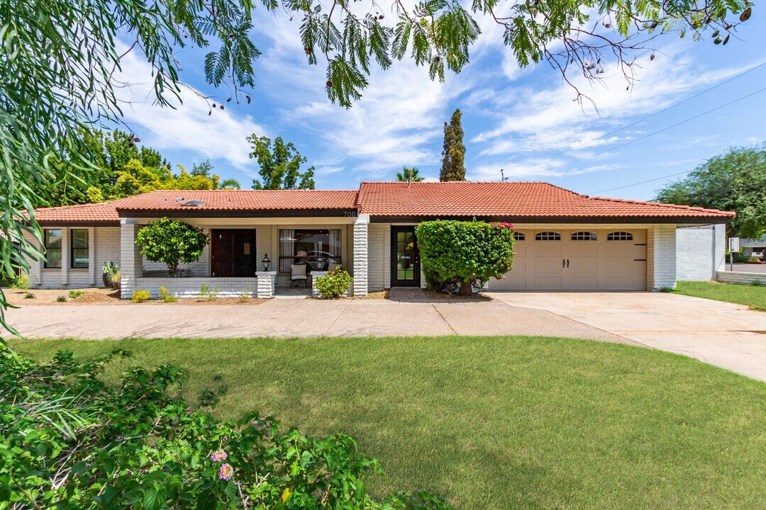 700 W Drey Dr in Phoenix, AZ - Building Photo