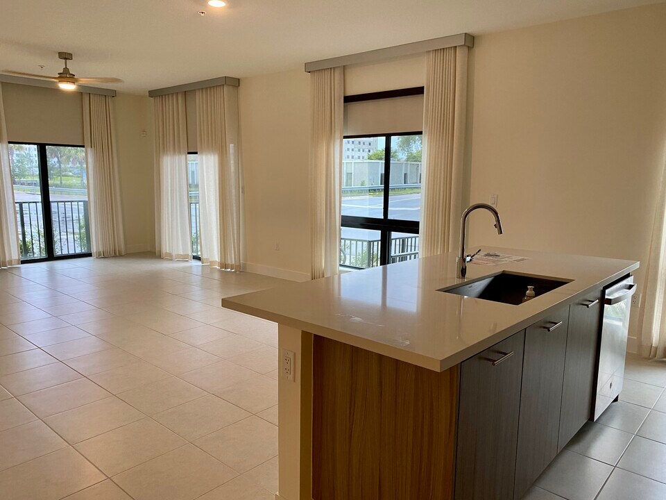 8201 NW 41st St in Doral, FL - Building Photo