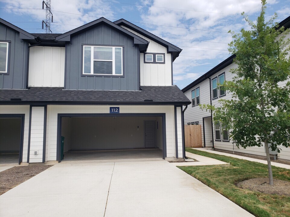 112 Lavonne Villa in Universal City, TX - Building Photo