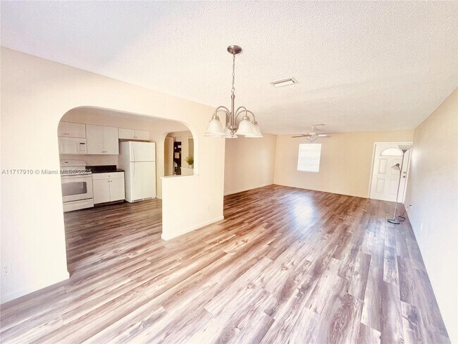 3720 NW 91st Ave-Unit -1 in Sunrise, FL - Foto de edificio - Building Photo