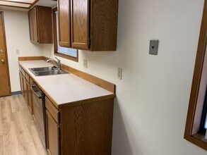 8111 N Burrage Ave in Portland, OR - Building Photo - Building Photo