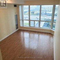 8 Lee Centre Dr in Toronto, ON - Building Photo