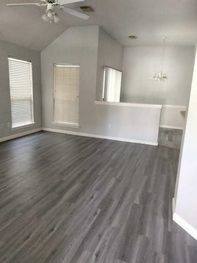 208 Canterbury Dr in Conroe, TX - Building Photo - Building Photo