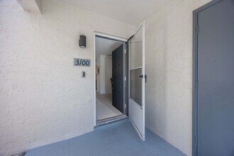 3100 Kings Lake Blvd in Naples, FL - Building Photo - Building Photo