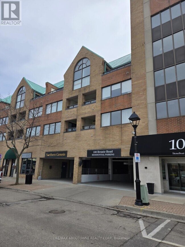 100 Bronte Rd in Oakville, ON - Building Photo - Building Photo