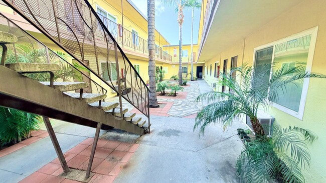 810 W Duarte Rd in Monrovia, CA - Foto de edificio - Building Photo