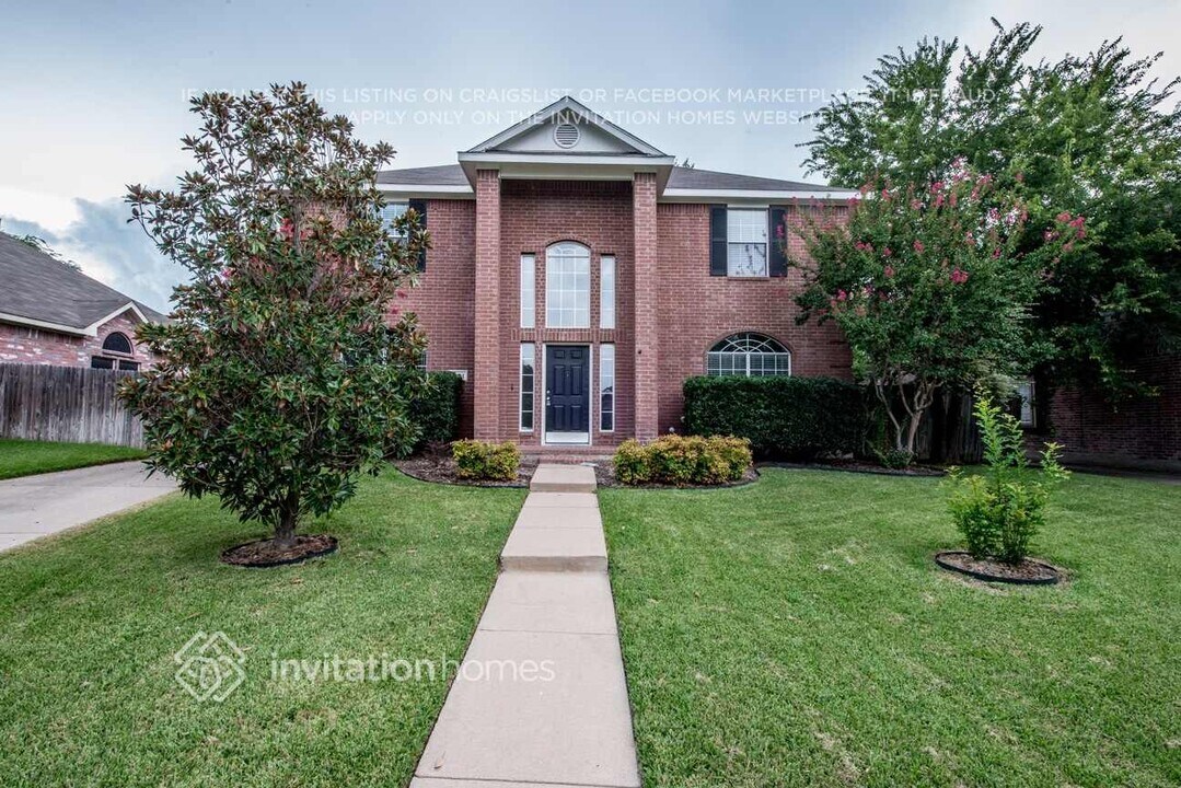 1621 Churchill Ln in Mansfield, TX - Foto de edificio