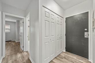 7320 N Rogers Ave, Unit 201 in Chicago, IL - Foto de edificio - Building Photo