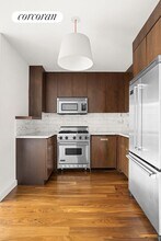 310 E Houston St in New York, NY - Building Photo - Building Photo