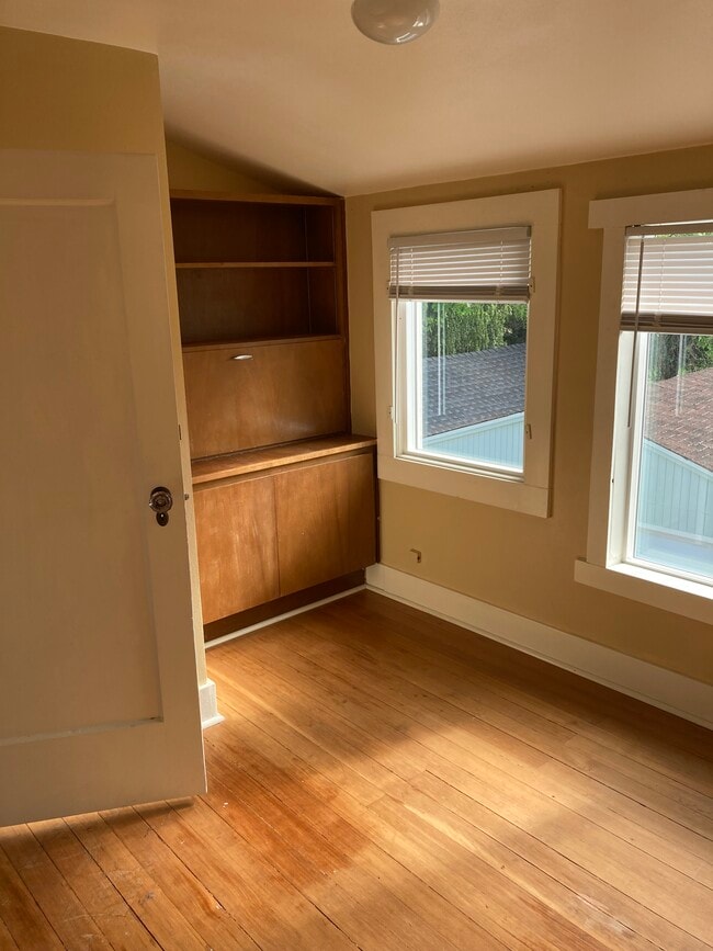 property at 1909 Cedar St